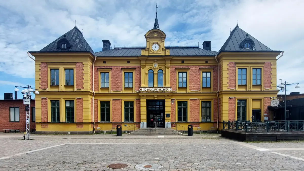 Framsidan av Linköping Centralstation vid Resecentrum, fotograferad i juni 2026