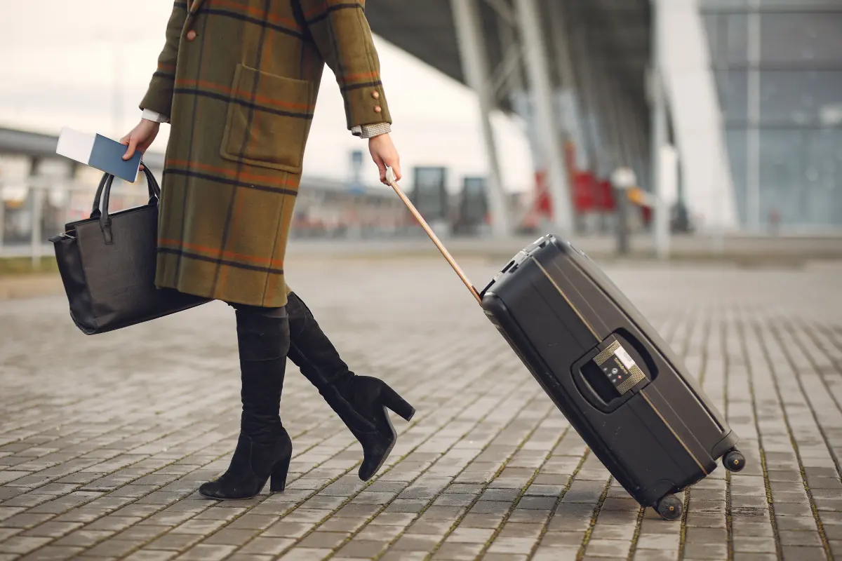Resenär som går med resväska utanför en terminal