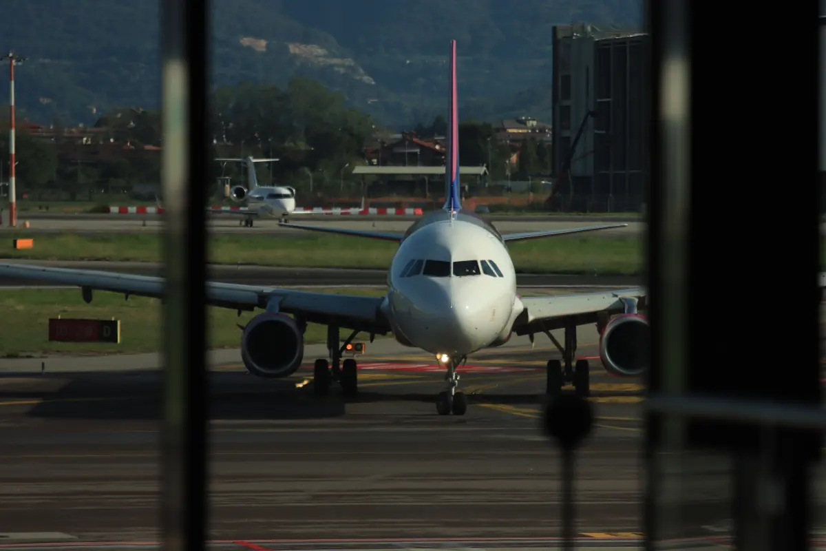 Passagerarflygplan sett framifrån vid en terminal